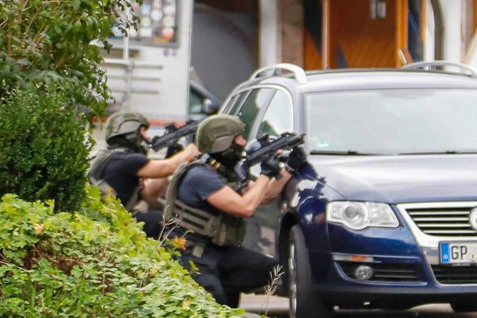 Mit scharfen Waffen suchten Polizisten in Geislingen hinter einem VW Schutz.