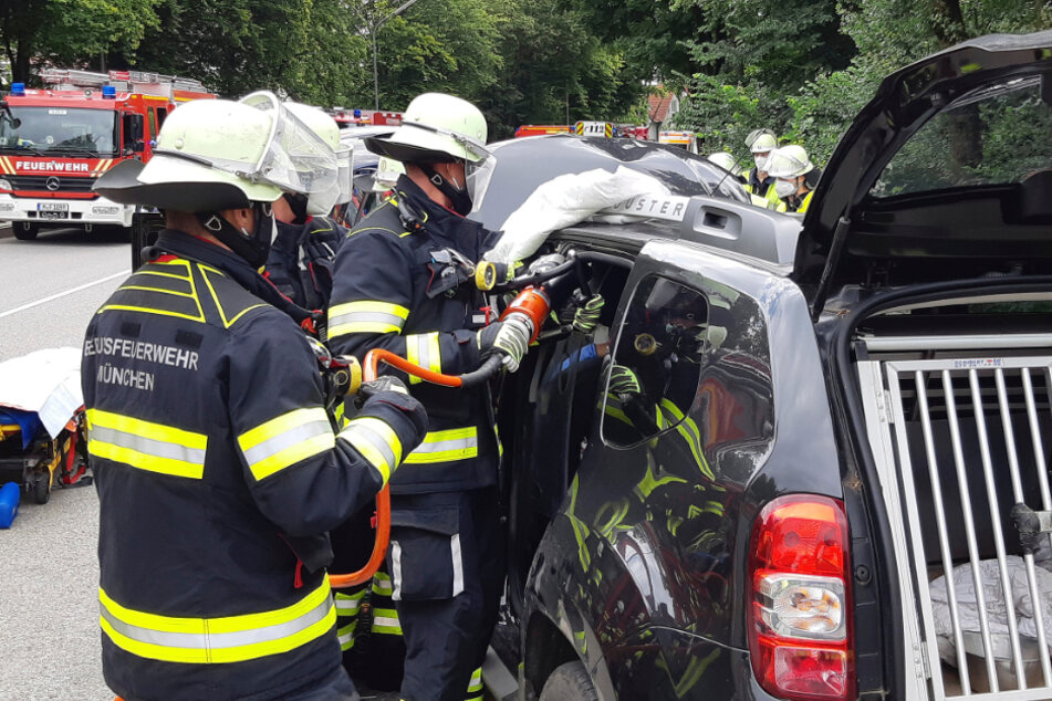 Schweres Gerät kam bei der Rettung zum Einsatz.