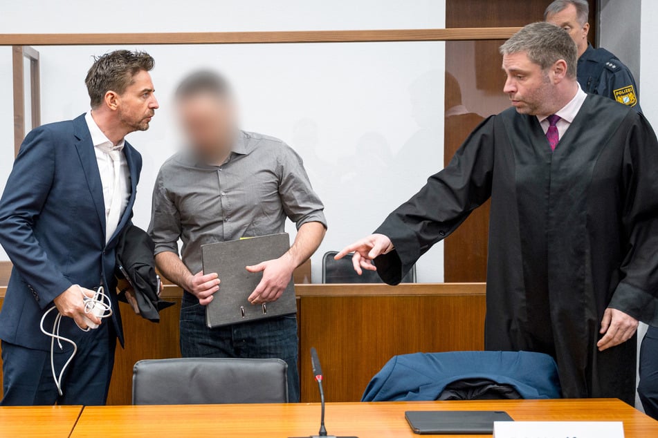 Der Angeklagte (M.) hatte sich laut eigenen Angaben in der Ukraine einer Spezialgruppe im Kampf gegen Russland angeschlossen.