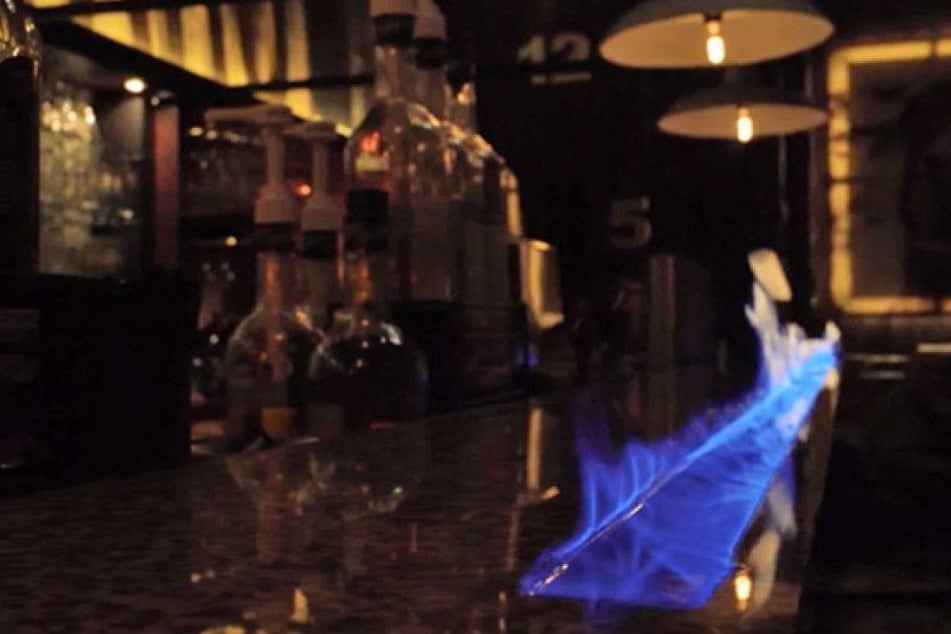 Am Abend steht die Bar in Flammen. Zeit zum Feiern mit Freunden und leckeren Cocktails!