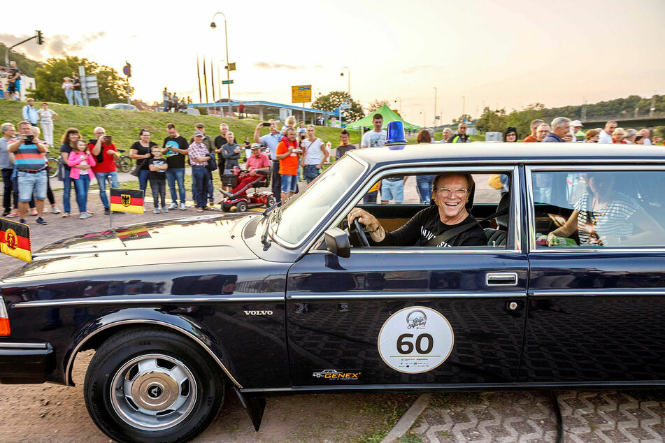 Entertainer Wolfgang Lippert (68) startet im nachtblauen Volvo 264 TE (Bj. 1982) - eine der letzten funktionstüchtigen Staatsratslimousinen der DDR.