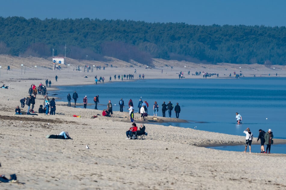 Spaziergänger nutzen das sonnige Frühlingswetter für einen Ausflug an den Ostsee-Strand. (Symbolbild)