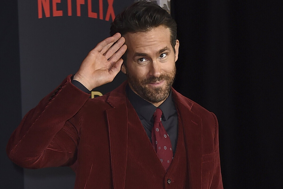 Das unschuldige Lächeln trügt: "Deadpool"-Star Ryan Reynolds (46) ließ in der Vergangenheit öfter Set-Gegenstände mitgehen. Zu Recht, wie er findet.