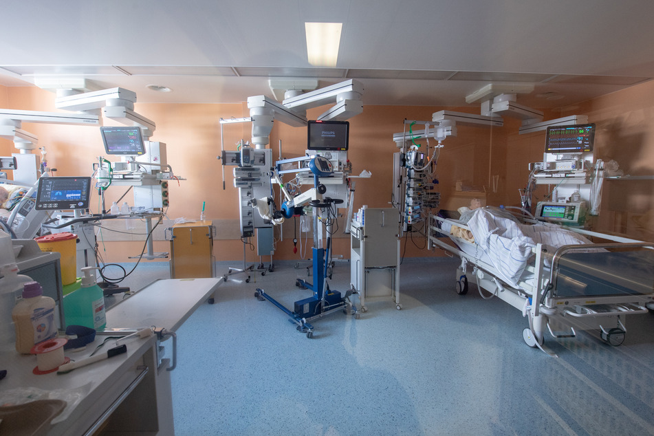 Zwei positiv getestete Corona-Patienten liegen in einem isoliertem Intensivbett-Zimmer in der Asklepios Klinik. (Archivbild)