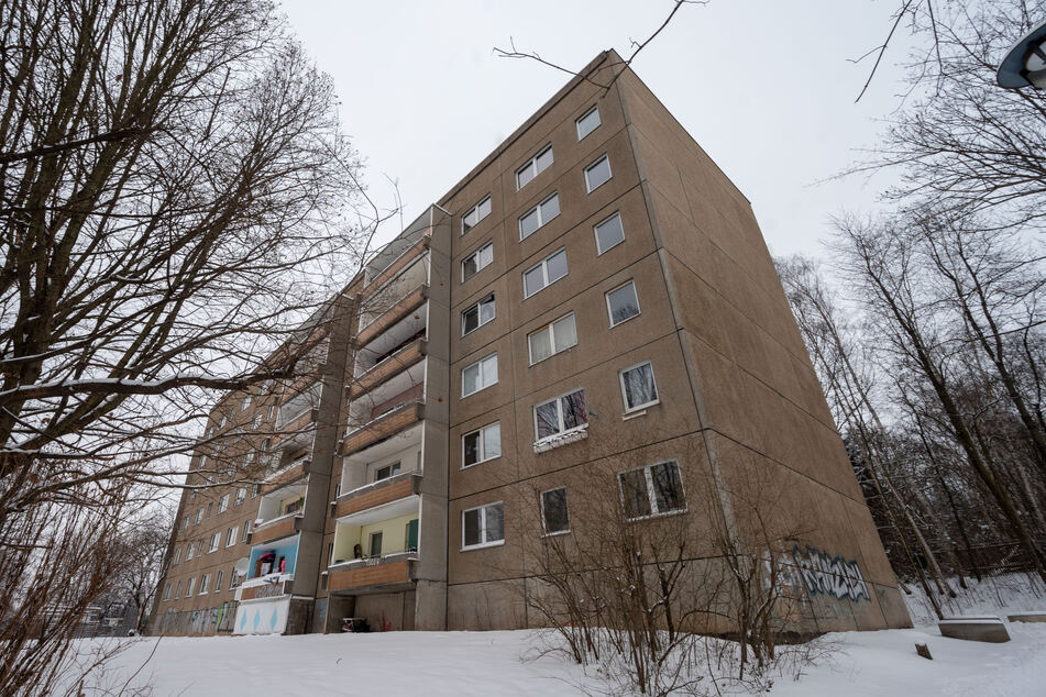 Am Sonntagabend wurde in diesem Plattenbau in der Chemnitztalstraße ein lebloser Mann im Treppenhaus gefunden. Offenbar wurde er umgebracht!