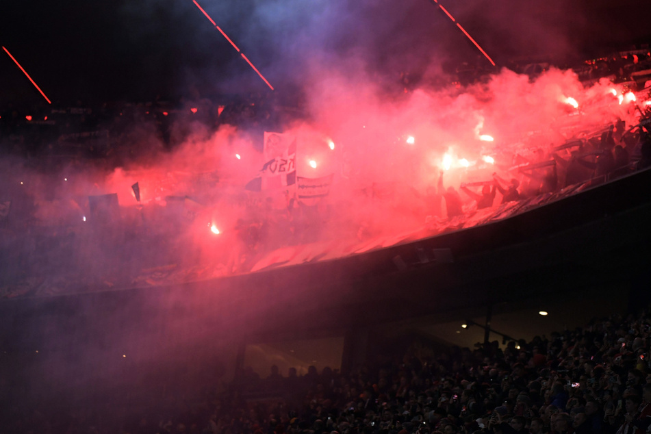 Die Fans von Paris Saint-Germain haben im Rahmen des CL-Spiels gegen den FC Bayern unter anderem in der Allianz Arena Pyrotechnik gezündet.