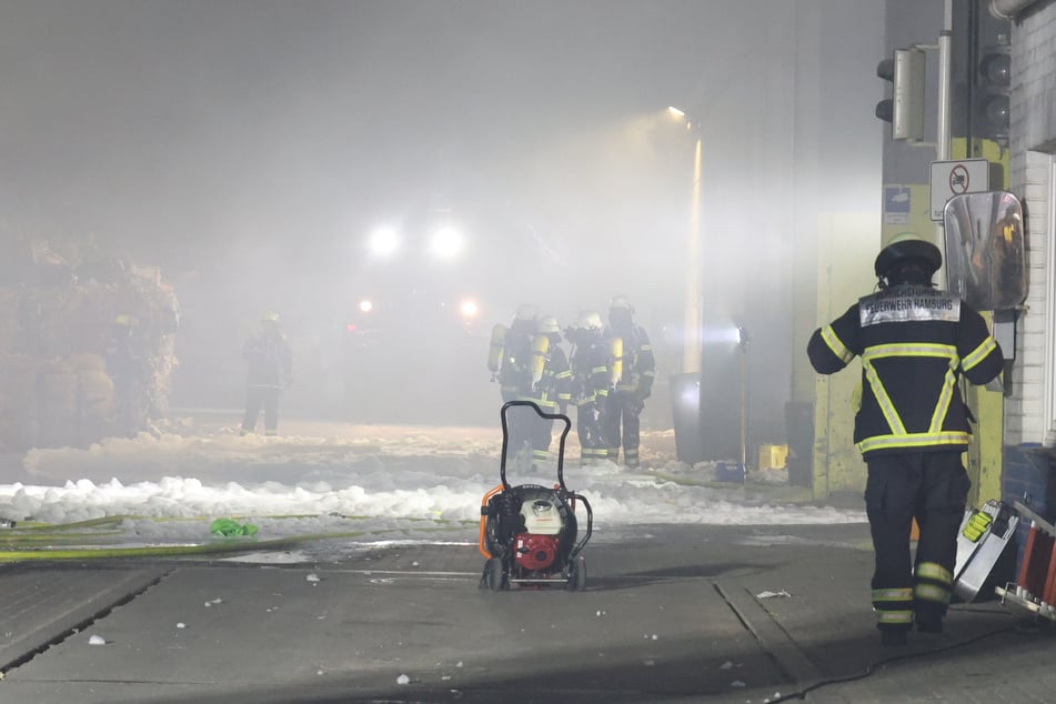 Hamburg: Flammen auf Recyclinghof: Feuerwehr kämpft stundenlang
