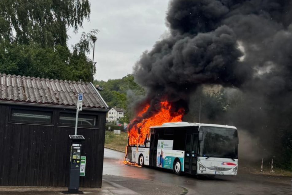 Der Bus brannte innerhalb kurzer Zeit lichterloh.