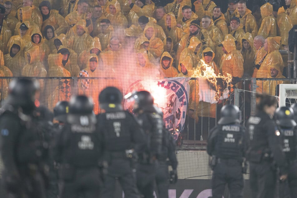 Nachdem sich Dynamo- und Hertha-Fans gegenseitig mit Pyro beschmissen haben, wurde das Diebesgut im K-Block verbrannt.