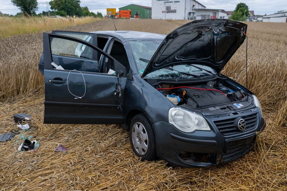 Crash auf sächsischer Bundesstraße: VW überschlägt sich, mehrere Verletzte
