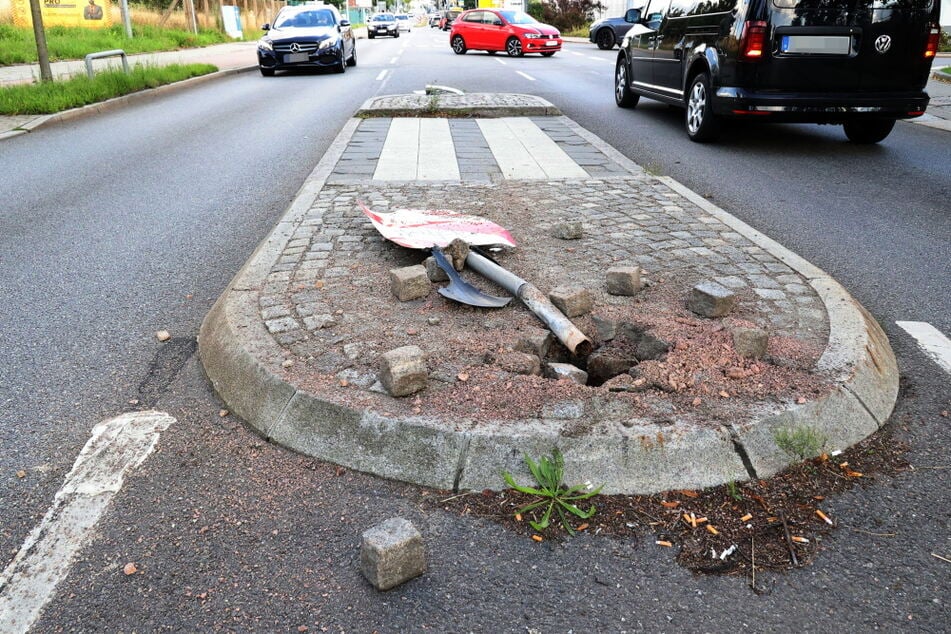 Ein 82-Jähriger kam nach links von der Fahrbahn ab und überfuhr eine Verkehrsinsel.