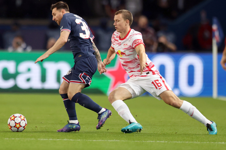 Lukas Klostermann (25, r.) versuchte Weltstar Lionel Messi (34) aufzuhalten. Trotzdem fiel der Treffer - und der deutsche Nationalspieler verletzte sich.