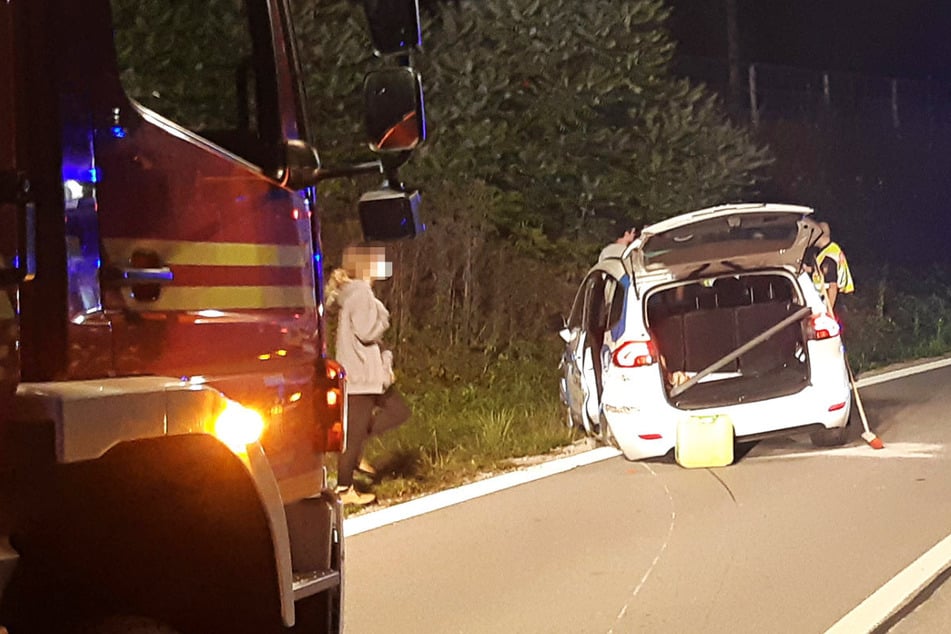 Ein Autofahrer ist am späten Dienstagabend bei einem Unfall auf der Autobahnabfahrt München-Langwied schwer verletzt worden.