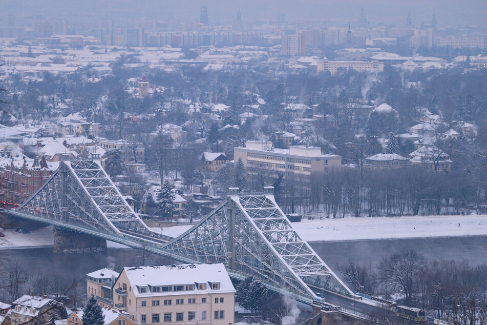 Das Blaue Wunder in Dresden ist mit Schnee bedeckt.