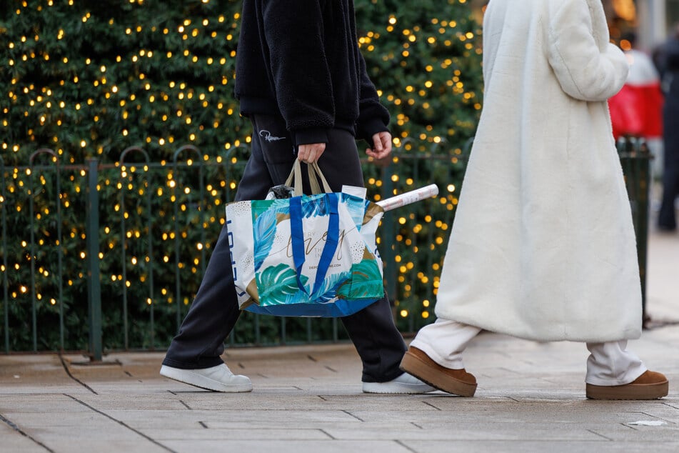 Wer nicht in den Urlaub fährt, sondern am vierten Adventswochenende in den Innenstädten nach letzten Geschenken suchen will, sollten ebenfalls Geduld einplanen: auch hier wird es voll!