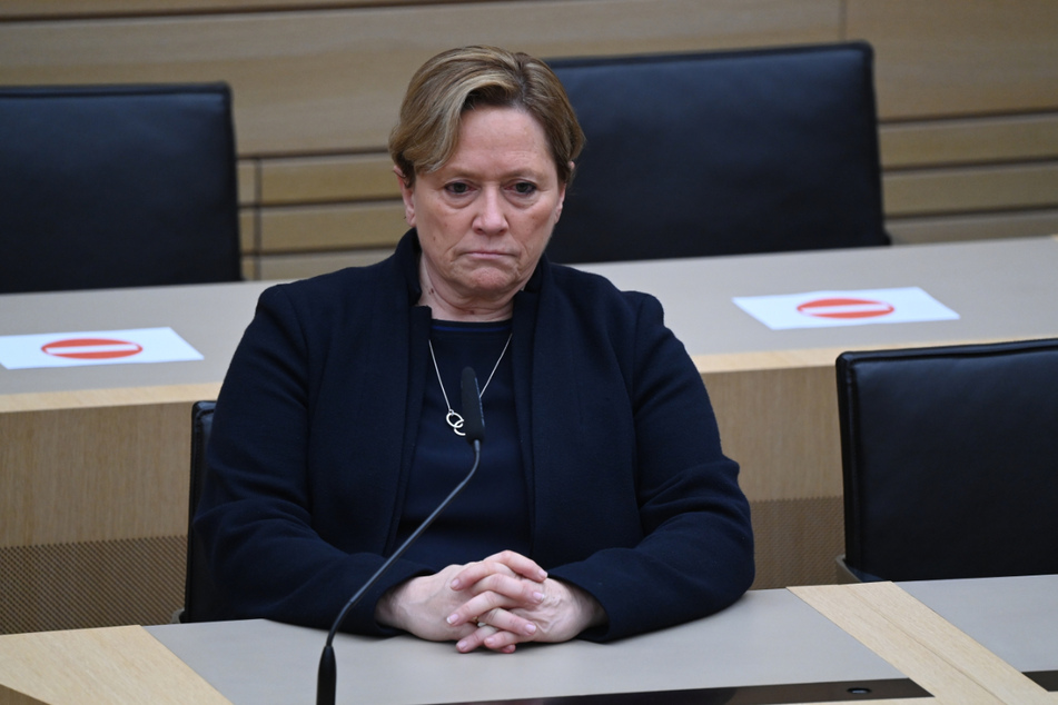 CDU-Spitzenkandidatin und Kultusministerin Susanne Eisenmann (56) sichtlich zerknirscht am Sonntagabend in Stuttgart.