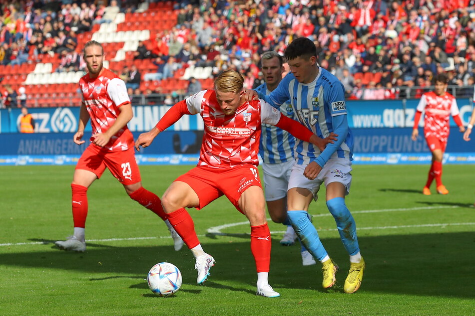 Niclas Walther (21, r., gegen den Zwickauer Theo Gunnar Martens, 21) verletzte sich schwer im Spiel beim FSV. Seither fehlt er.