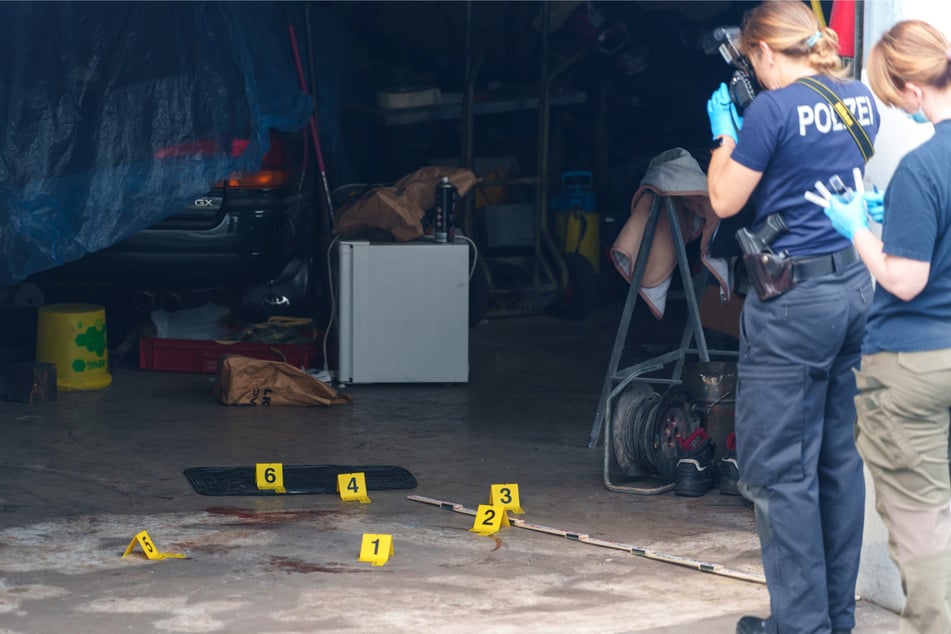 Spurensicherung vor Ort: Zwei Polizistinnen dokumentieren den Tatort nach der brutalen Attacke in Wuppertal-Barmen.