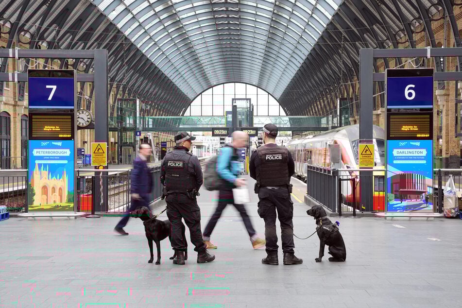 Polizisten patrouillieren nach der Messerattacke im Londoner Bahnhof King's Cross ...