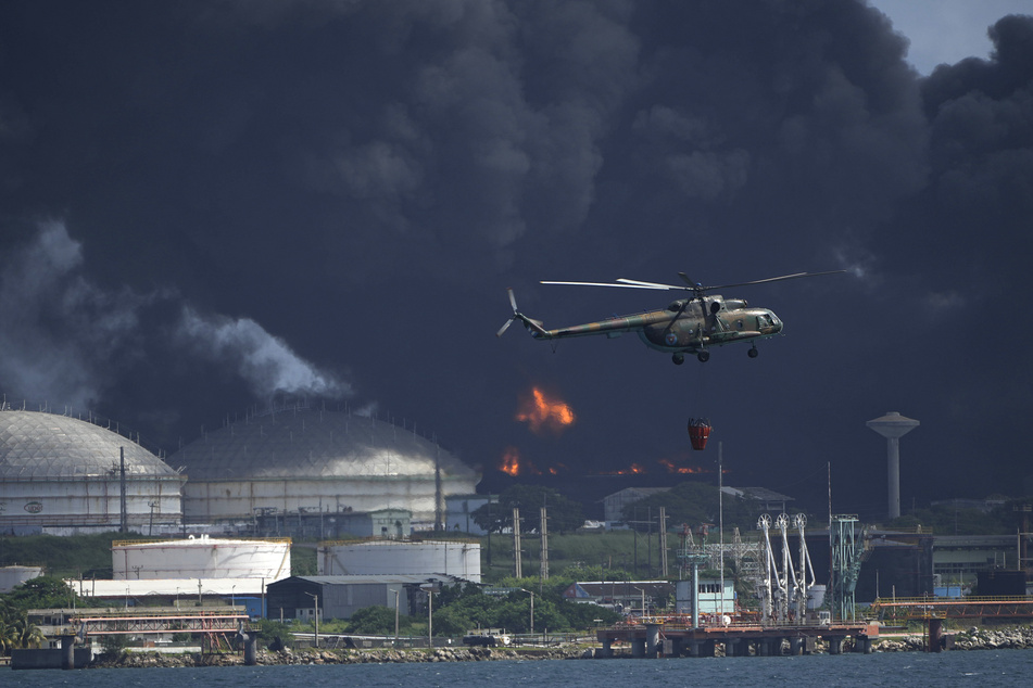 Das Militär löscht mit Hubschraubern vom Typ Mil-Mi-17.