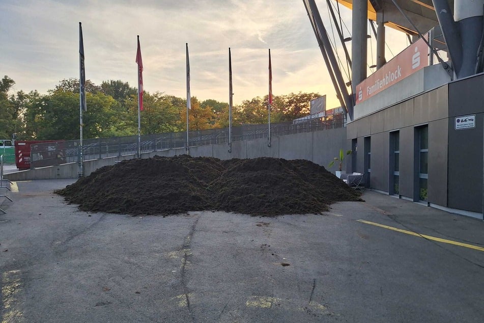 Auch vorm Stadion ist zu erkennen, dass im Stadion gearbeitet wird.