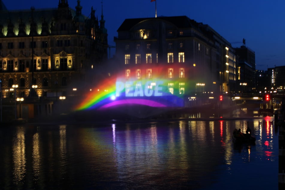 Mit einer Lichtinstallation erinnerte Greenpeace an das Ende des Zweiten Weltkriegs.