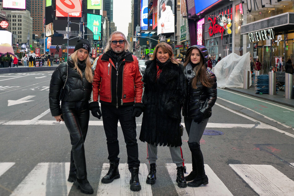 Robert Geiss (59), seine Ehefrau Carmen (58) sowie die beiden Töchter Davina (20) und Shania (19, l.) posieren auf dem Time Square in New York City.