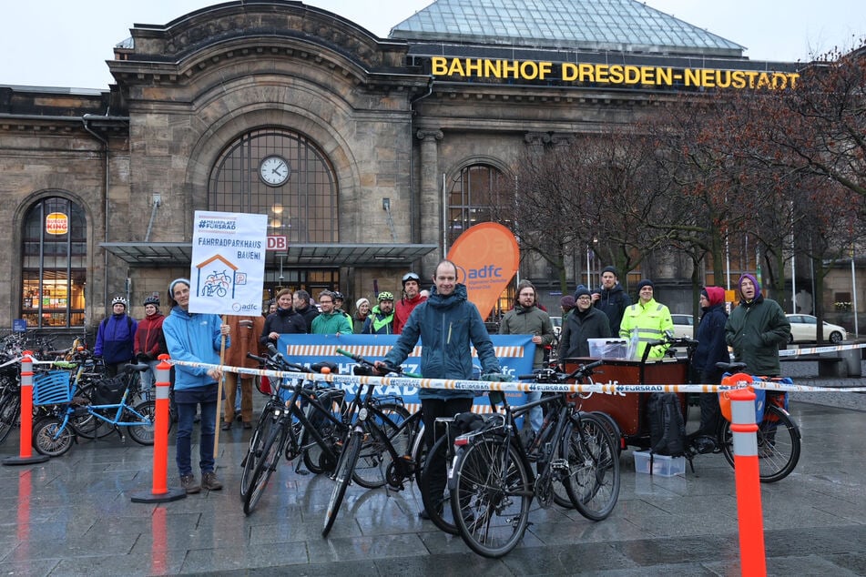 Mit Absperrband wurde ein Mini-Fahrradparkhaus gebaut, das zeigen soll wie ordentlich die Räder abgestellt werden könnten.