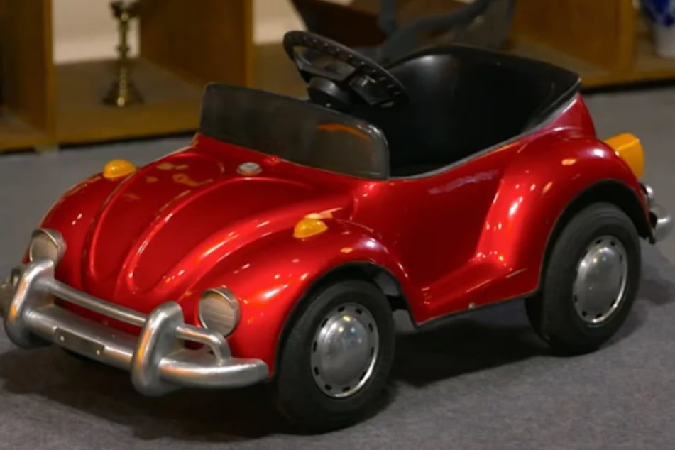 Das Mutter-Tochter-Duo möchte ein Kinder-Tretauto aus den 1970er-/1980er-Jahren zu Geld machen.