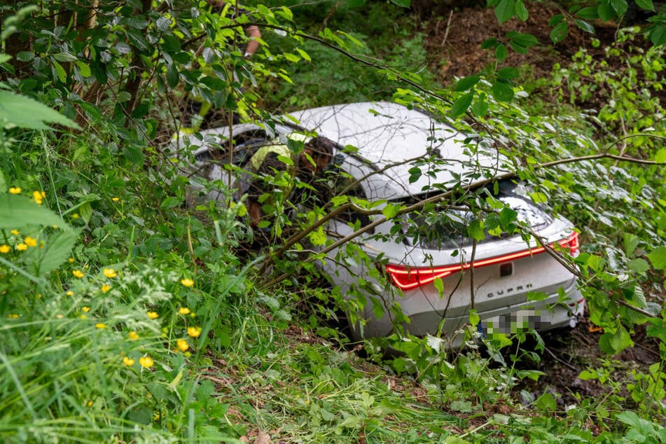Eine 40-Jährige landete mit ihrem Seat in einem Bach.