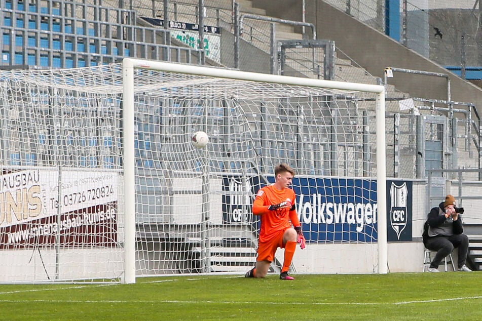 Tor für Chemnitz! Gegen Tim Campulkahatte Wolfsburg Torhüter Philipp Schulze (im Bild) keine Chance.