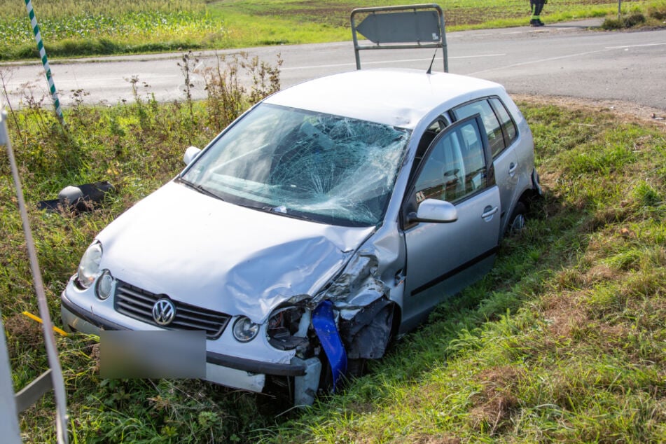 Teile der Motorradverkleidung stecken in der Front des VW Polo.