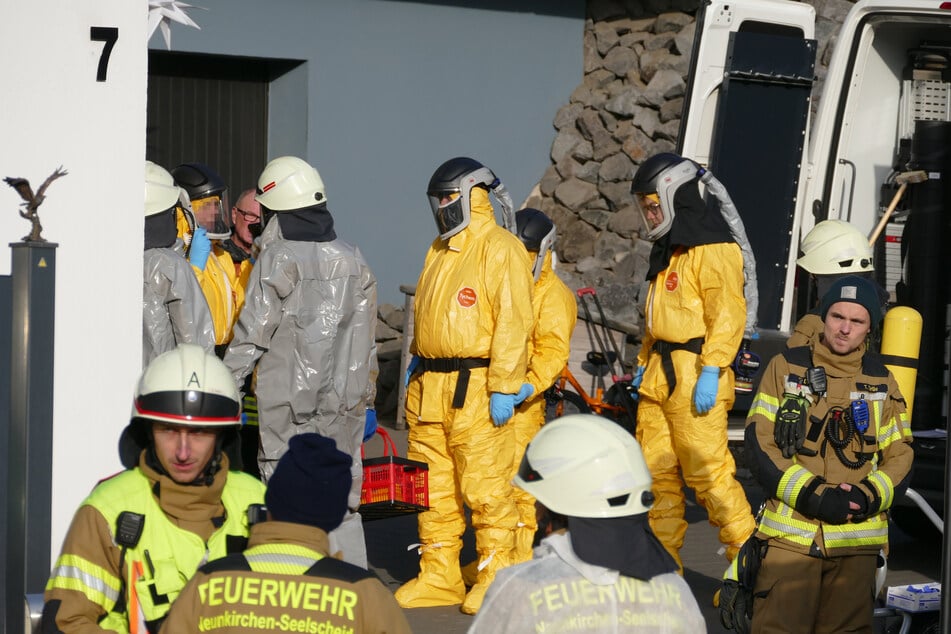 Razzia in Einfamilienhaus: Polizei nimmt nach Hinweisen mutmaßliches Drogenlabor hoch