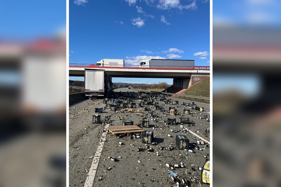 Da liegen einige Bierflaschen, aber keine Sorge: Der Truck hatte Leergut geladen!