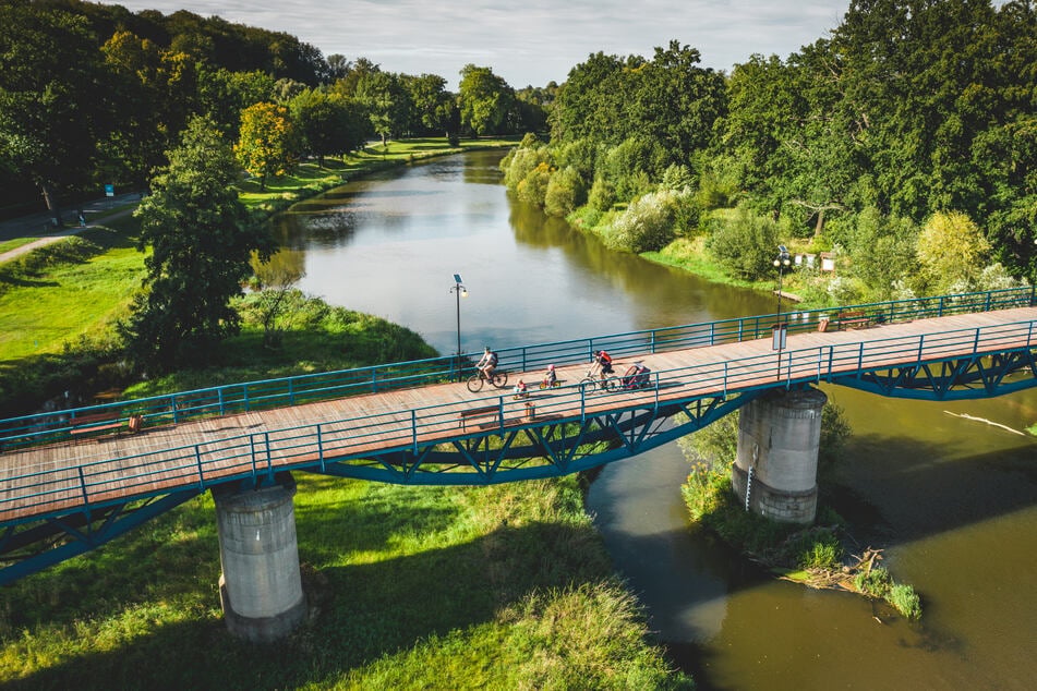 In Bad Muskau wird im Fürst-Pückler-Park mal eben die Neiße gequert.