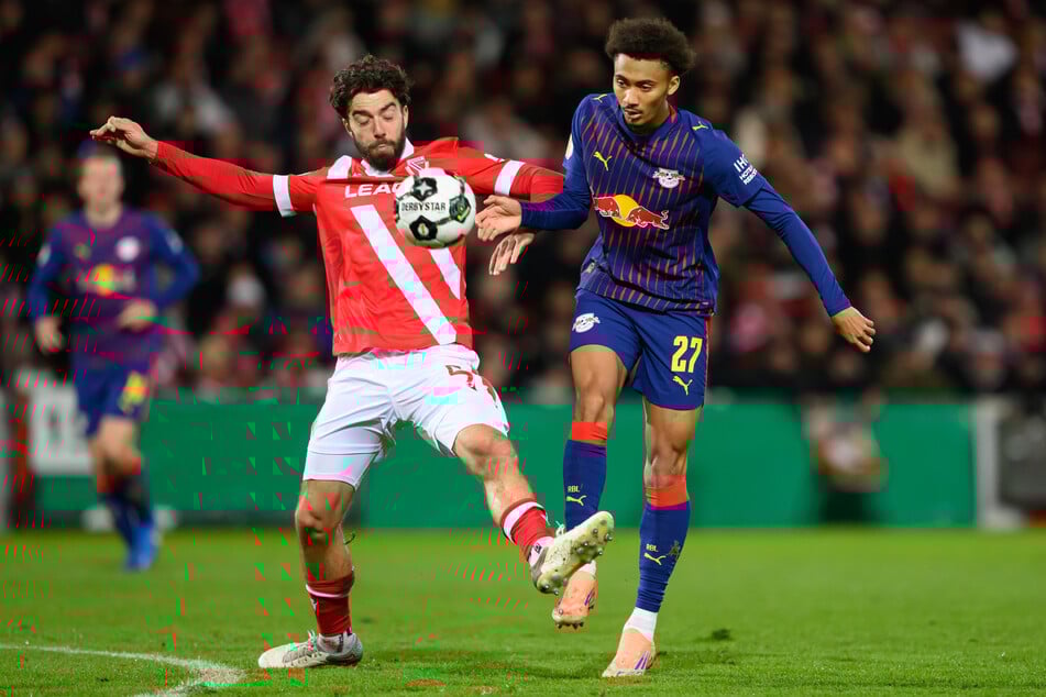 Dominik Pelivan (29, l.) hier im Pokal gegen RB Leipzig, war bislang im defensiven Mittelfeld-Zentrum absolut gesetzt.