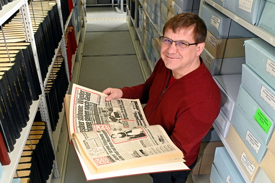 Archivleiter Sven Geisler (57) blättert in historischen Ausgaben der "Dresdner Morgenpost".