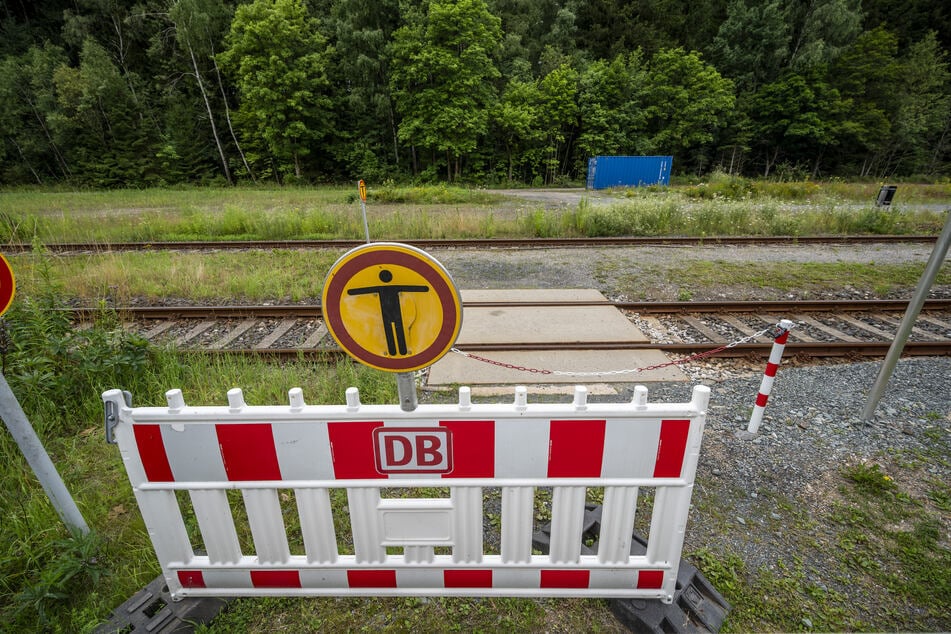 Die Bahn als Eigentümerin hat den Ausgang von Gleis 2 in Zwotental seit 28. Juni mit Bake und einfacher Kette abgesperrt.