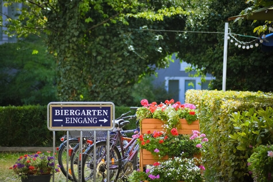 Der perfekte Platz für eine Pause während einer Fahrradtour ist ein gemütlicher Biergarten in Chemnitz. (Symbolbild)