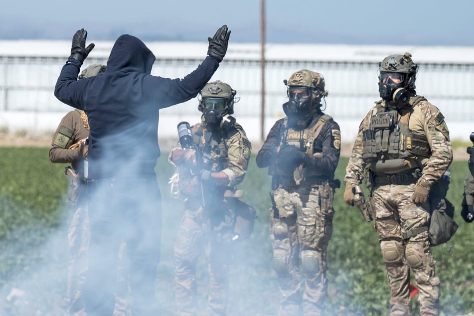 Heftige Ausschreitungen bei Razzia auf Cannabis-Farm