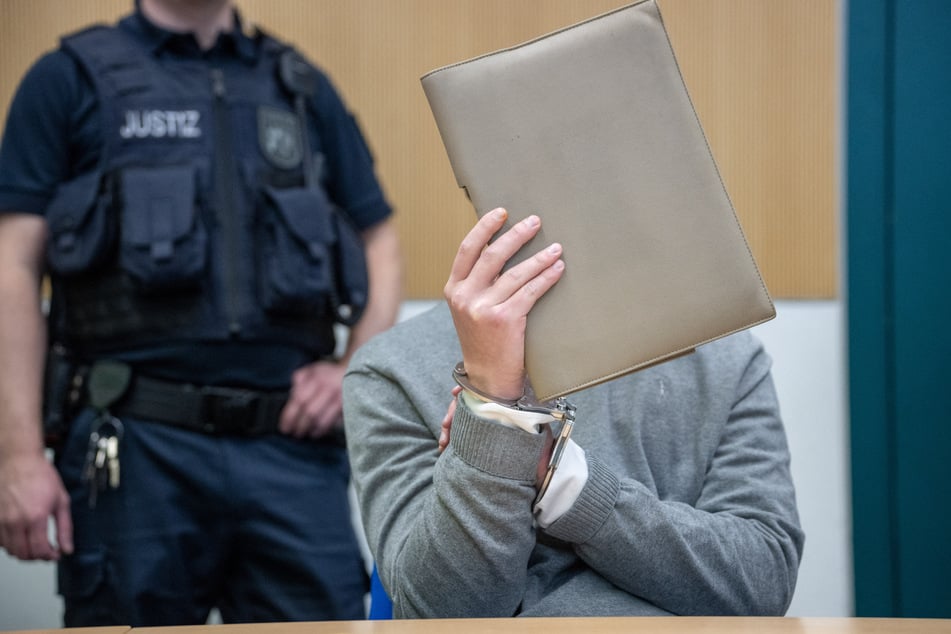 Der 19-Jährige soll Weihnachten 2025 im Urlaub auf den Kapverden seinen Vater (†58), dessen Lebensgefährtin (†45) und ihre Tochter (†20) getötet haben.