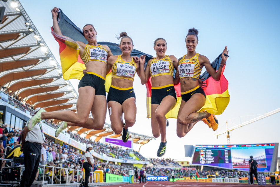 Unsere WM-Heldinnen (v.l.n.r.): Alexandra Burghardt (28, LG Gendorf Wacker Burghausen), Rebekka Haase (29, Sprintteam Wetzlar), Gina Lückenkemper (25, SCC Berlin), Tatjana Pinto (30, TV Wattenscheid 01).