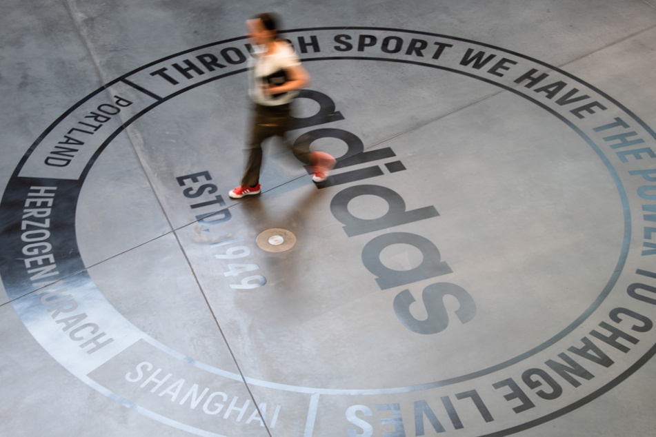 Der Sportarktikelhersteller Adidas steht mit seinen Vermietern in Verhandlungen. (Archiv)