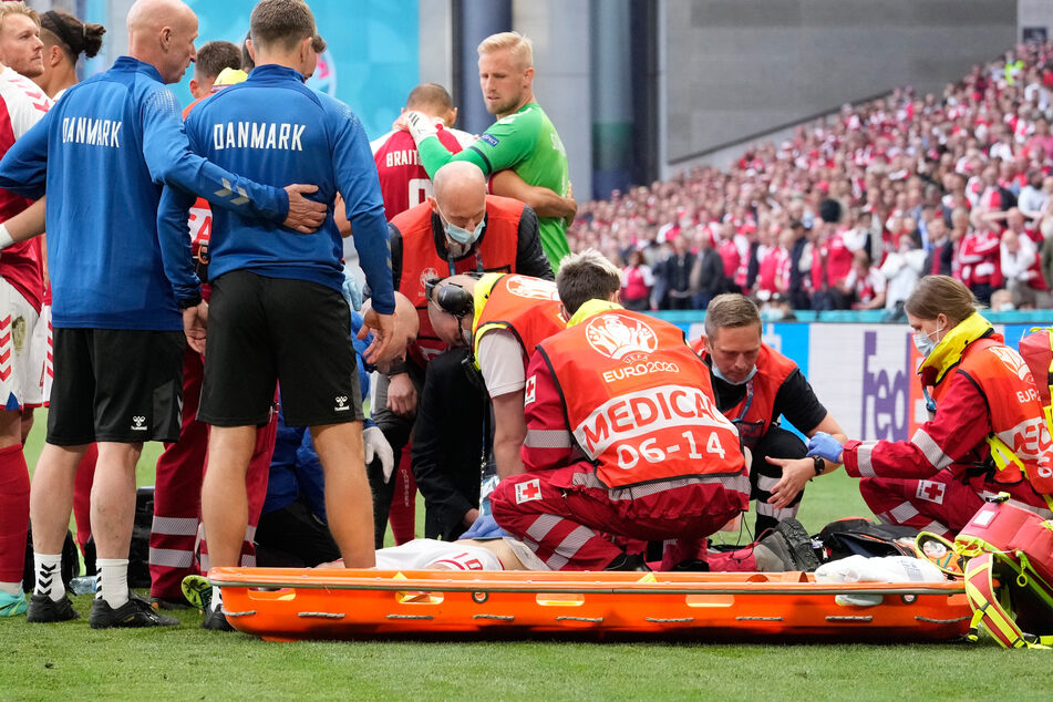 12. Juni 2021, Kopenhagen. Christian Eriksen (auf dem Boden) wird nach einem Zusammenbruch medizinisch behandelt.