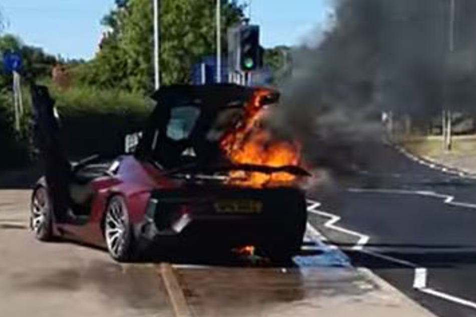 Ein Lamborghini Aventador steht lichterloh in Flammen.