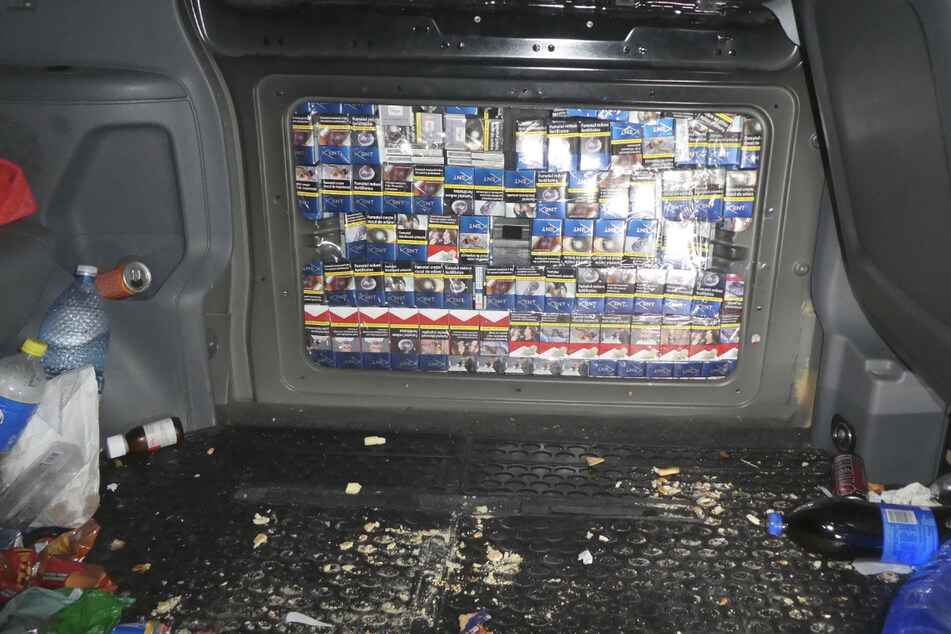 In dem Kleintransporter wurden fast 22.000 unversteuerte Zigaretten transportiert.