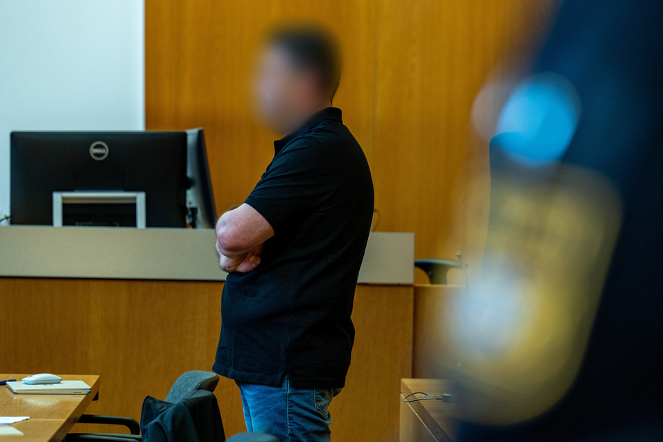 Der Angeklagte steht beim Prozessauftakt Anfang Oktober 2022 im Landshuter Gericht.