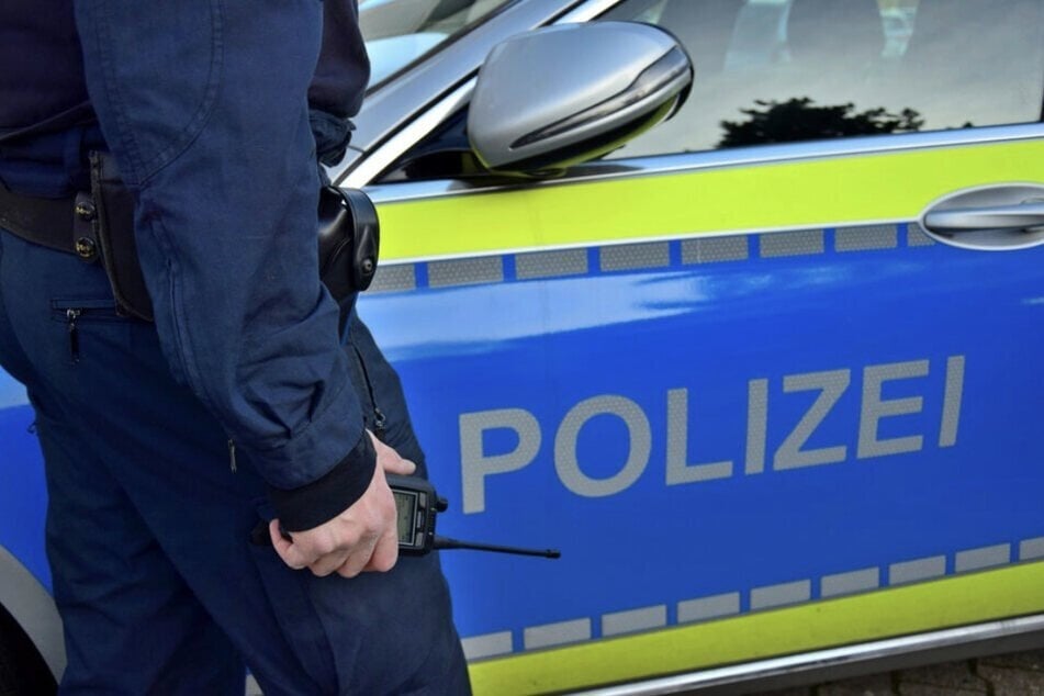 Drei Beamte sind von einer 40-Jährigen verletzt worden. Die Frau wurde in eine Fachklinik gebracht. (Symbolbild)