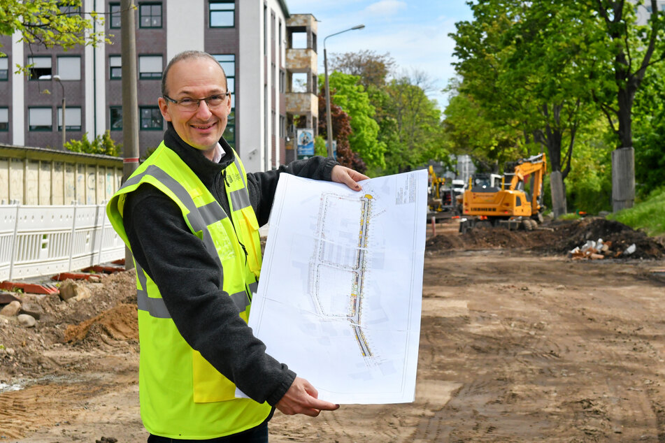 Amts-Chef Robert Franke (44) zeigt den Bauabschnitt, an dem seit November gearbeitet wird.