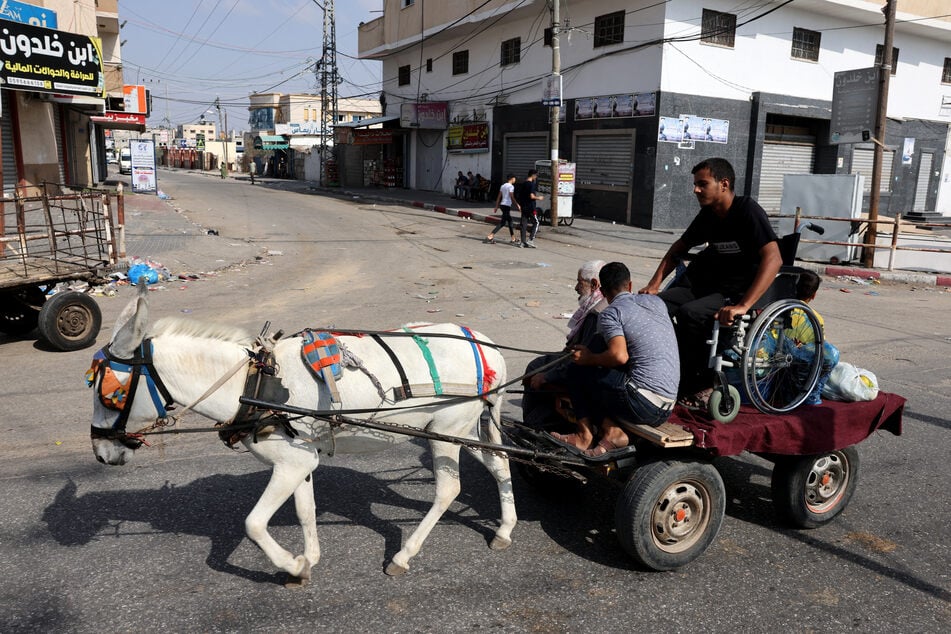 Eine Esel-Kutsche bringt einen Rollstuhlfahrer zu einem UN-Stützpunkt im Gazastreifen.
